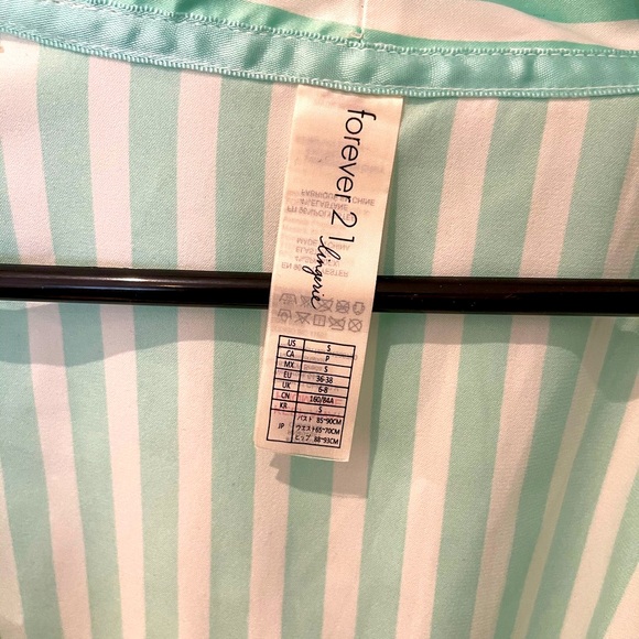 Robe - Picture 3 of 3